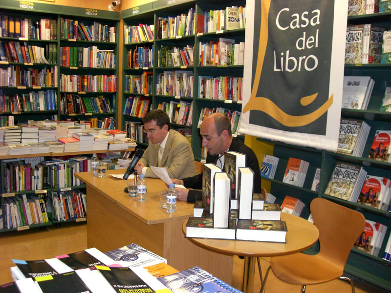 Fotos Presentacion De Las Legiones Malditas En La Casa Del Libro De Valencia 2008 Con El Escritor Ramon Palomar Sitio Web Oficial De Santiago Posteguillo